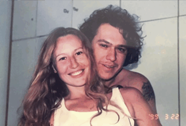 Chorão e Grazon, casal jovem abraçado e sorridente numa fotografia dos anos 1990.