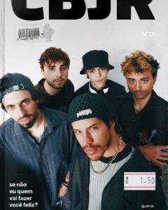 Fotografia reproduzida do Instagram de José Loreto, mostrando o elenco posado em estilo revista vintage.