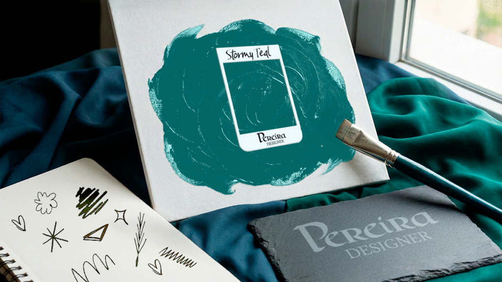 Imagem de uma tela com pinceladas na cor verde-azulada Stormy Teal, representando uma das cores da paleta de cores da Pereira Designer. Ao centro, um cartão com o nome da cor e, ao lado, um pincel e elementos criativos que simbolizam processo criativo, identidade visual e expressão artística.