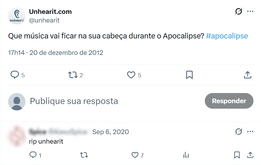 Print de um tweet do site Unhearit perguntando qual música ficaria na cabeça durante o apocalipse, com um comentário de usuário dizendo “rip unhearit”, indicando que a plataforma foi desativada.