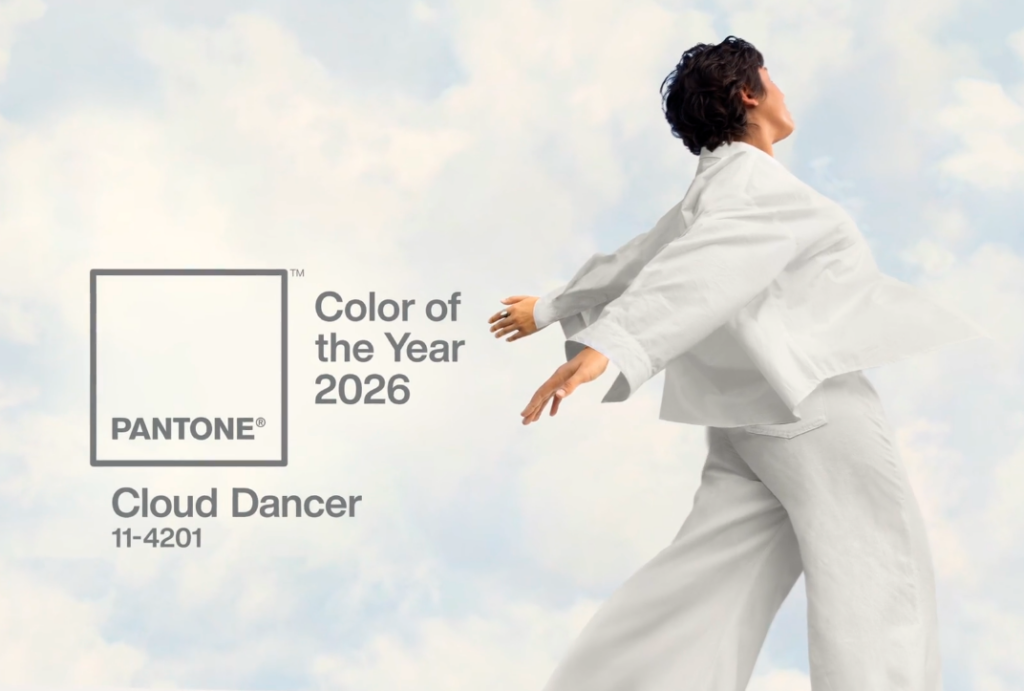 Imagem que representa a Cor do Ano 2026 da Pantone, Cloud Dancer, com uma pessoa vestida de branco em movimento, simbolizando leveza, equilíbrio emocional e transformação.